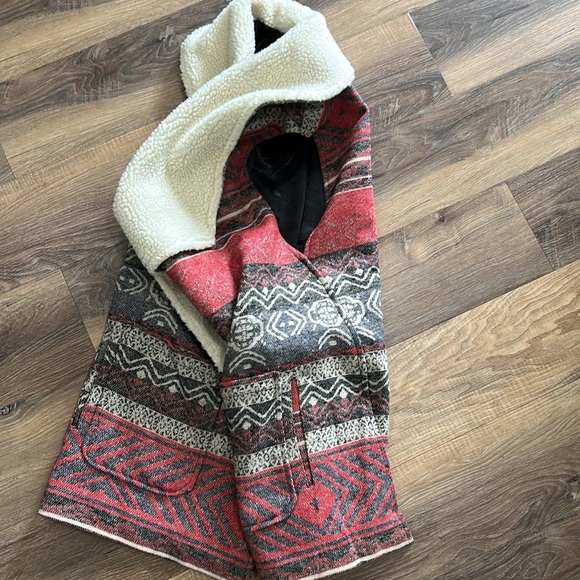 Me Jane vest size Medium Aztec style print with faux Sherpa lining - Picture 6 of 12